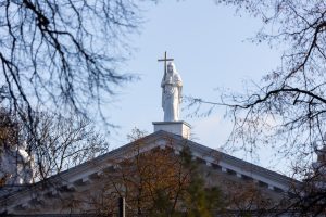 Ant Vilniaus reformatų bažnyčios stogo iškeltos trys sovietmečiu demontuotos skulptūros