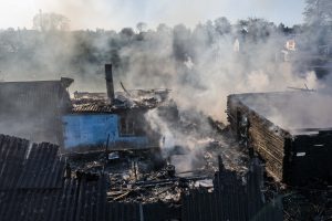 Vilniaus rajone degė trys pastatai: liepsnas malšino gausios ugniagesių pajėgos