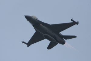 Ministras: Nyderlandai nedelsdami pradės tiekti Ukrainai naikintuvus F-16