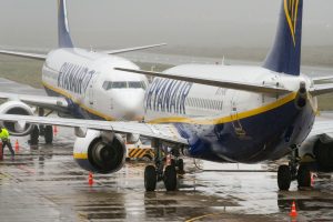 Vėluojant „Ryanair“ orlaiviui, keleivis spruko per avarinį išėjimą