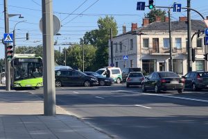 Judrioje Kauno sankryžoje – avarija: nusidriekė automobilių eilės