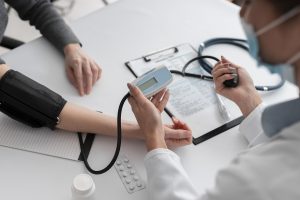 Advokatams, notarams ir antstoliams nebereikės privalomai tikrintis sveikatos