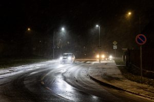 Eismo sąlygas sunkina snygis, naktį bus sunku vairuoti dėl lijundros, plikledžio