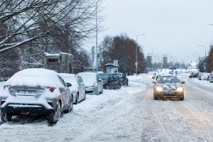 Perspėja: šalies keliuose eismo sąlygos dėl snygio, pustymo išlieka sudėtingos