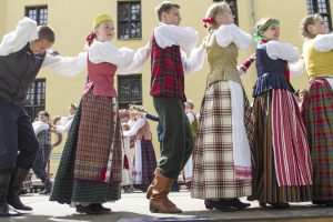 Istorikas: negalima visų surikiuoti ir aprengti tautiniu kostiumu 