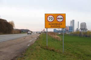 Baudų sulaukusiems vairuotojams – geros žinios: kelyje į Dituvą keičiamas greičio ribojimas