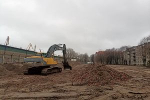 Prie uosto tvoros dūzgia sunkioji technika: kasa užterštą žemę
