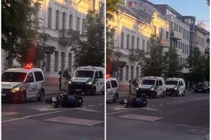 Kauno centre vyras vartė ir gėlių vazonus, ir motociklus