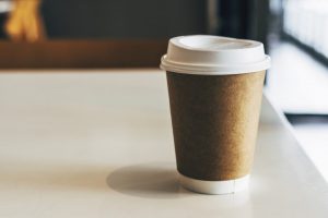 Vyriausybė – už draudimą kavinėse nemokamai dalinti vienkartines pakuotes