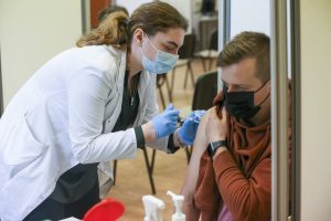 Į Lietuvą atgabentos dar dvi vakcinų nuo COVID-19 siuntos – daugiau nei 240 tūkst. dozių