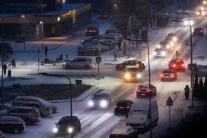 Vilnių nuklojo sniegas: mieste nusidriekė automobilių spūstys, pasipylė avarijos