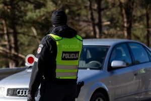 Pareigūnų „velykinis pasveikinimas“: pučiam per atstumą