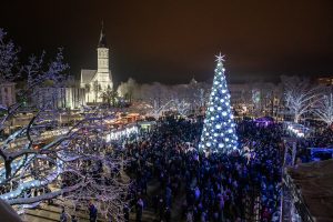 Šiauliuose įžiebta kalėdinė žaliaskarė