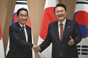 Seule viešintis japonų premjeras: veria širdį dėl Pietų Korėjos kolonijinių laikų kančių