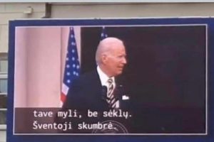 Leipsta juokais dėl J. Bideno kalbos titrų: kodėl skumbrė yra šventa?