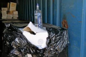 Vilniuje sulaikyti 1,5 tonos spirito į firminės degtinės butelius pilstę vyrai
