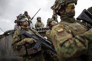 KAM siūlymas: tarptautinėse operacijose galėtų dalyvauti iki 323 Lietuvos karių