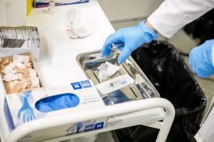 Revakcinacijai atvykęs vyras: jeigu galima pasirinkti, nuo ko mirti, tai aš renkuosi nuo skiepo