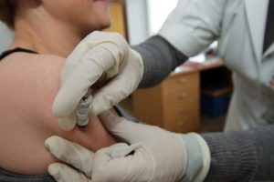 Ministras: skiepytis nuo gripo nori beveik pusė rizikos grupės asmenų, skiepų trūks
