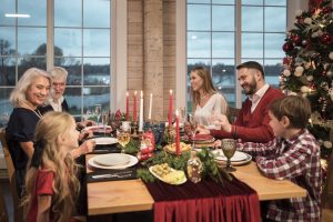 Apklausa parodė – Kalėdų stalas šiemet bus kuklesnis: lietuviai vaišėms pinigų švaistyti neplanuoja