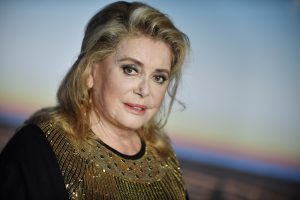 Prancūzų kino žvaigždė C. Deneuve parduoda savo batų kolekciją