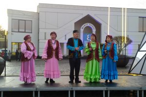 Teatro aikštėje suskambo kitataučių giesmės