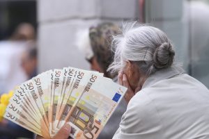 Lazda turi du galus: internetu naudotis išmokusi senolė per kelis mėnesius prarado santaupas
