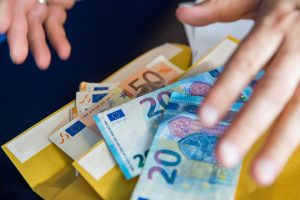 LB: trys ketvirtadaliai gyventojų prioritetą teiktų atsiskaitymui negrynaisiais pinigais