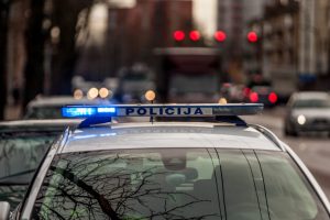 Policija ieško 95-erių senolį partrenkusio ir pabėgusio vairuotojo