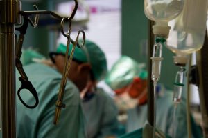 Chirurgai lieka išteisinti dėl pacientės mirties, valstybė jiems sumokės per 15 tūkst. eurų