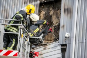 Didžiulės pajėgos „Rokiškio sūrio“ sandėlyje kilusį gaisrą suvaldė per pusvalandį