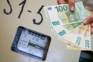 Elektros kaina rinkoje nukrito drastiškai: ar paprasti vartotojai tai pajus?