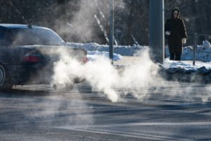 Seimas nepritarė ministro siūlymui uždrausti vairuoti automobilius, iš kurių rūksta dūmai