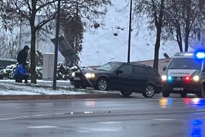 Jonavos gatvėje – BMW ir „Renault“ avarija: kliudytas ir kelio ženklas