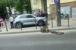 Akimirka iki tragedijos: po smūgio „CityBee“ automobilis atsidūrė ant šaligatvio