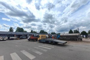 Ateities plente – kraupi nelaimė: remontuojamas sunkiasvoris automobilis prispaudė ir pražudė žmogų