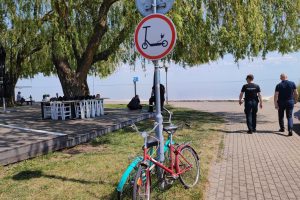 Neringos pareigūnai tikrina, ar laikomasi draudimo nevažinėti paspirtukais Nidos krantine