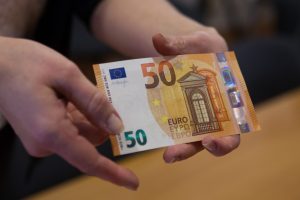 Ir vėl: iš bankomatų išgryninti du netikri 50 eurų banknotai