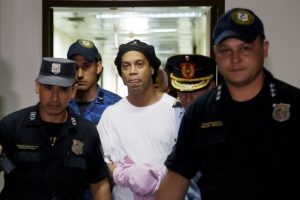 Futbolo žvaigždė Ronaldinho siunčiamas į tardymo izoliatorių