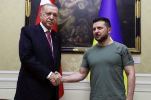 V. Zelenskis dėkoja Turkijos prezidentui už jo vaidmenį gelbstint susitarimą dėl grūdų