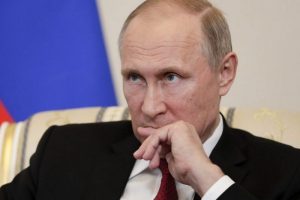 Britanija sako įšaldžiusi 321 mlrd. eurų iš V. Putino „karo skrynios“
