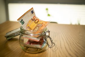Ką daryti, jei ne šeimos narys jums turi pervesti daugiau nei 2 500 eurų?