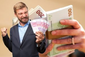 Bankų pelnas vėl viršijo rekordus, bet dalis jų toliau didina paslaugų įkainius