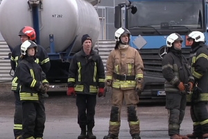 Kauno autoservise užsiliepsnojo automobilis: gaisrą bandęs gesinti darbuotojas – medikų rankose
