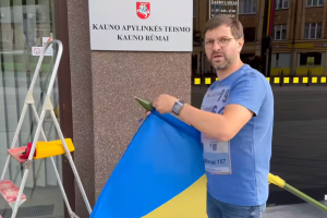 Celofanas nuo teismo pastato nuėmė Ukrainos vėliavą: pradėtas tyrimas dėl vagystės