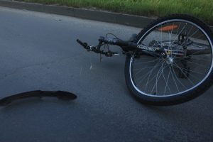Tragedija Panevėžio rajone: policininko vairuojamas automobilis mirtinai sužalojo dviratininką