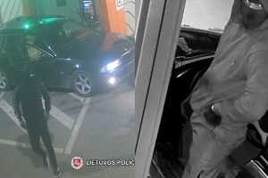 Ieško policija: BMW automobiliu atvykę vyrai sostinėje bandė įvykdyti vagystę