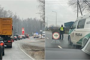 Tikrinami įvažiuojantys į Kauną: prie mobilių policijos punktų driekiasi automobilių eilės