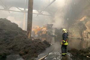 Aplinkosaugininkai su Alytaus valdžia rengia susitikimą dėl degusios „Ekologistikos“