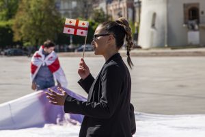 Kontrolierė: policijos sprendimas surinkti plakatus prie ambasados ribojo saviraišką